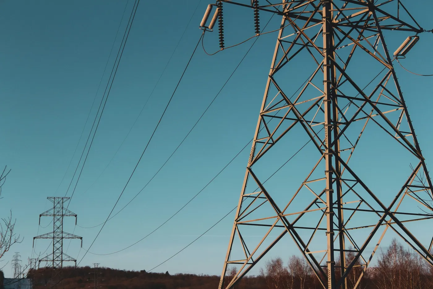 Torre de transmissão de energia elétrica contra o céu azul